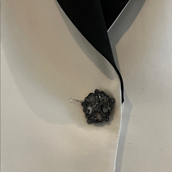 Zara Women's Blazer in Cream with Black Lapel - Picture 2 of 7